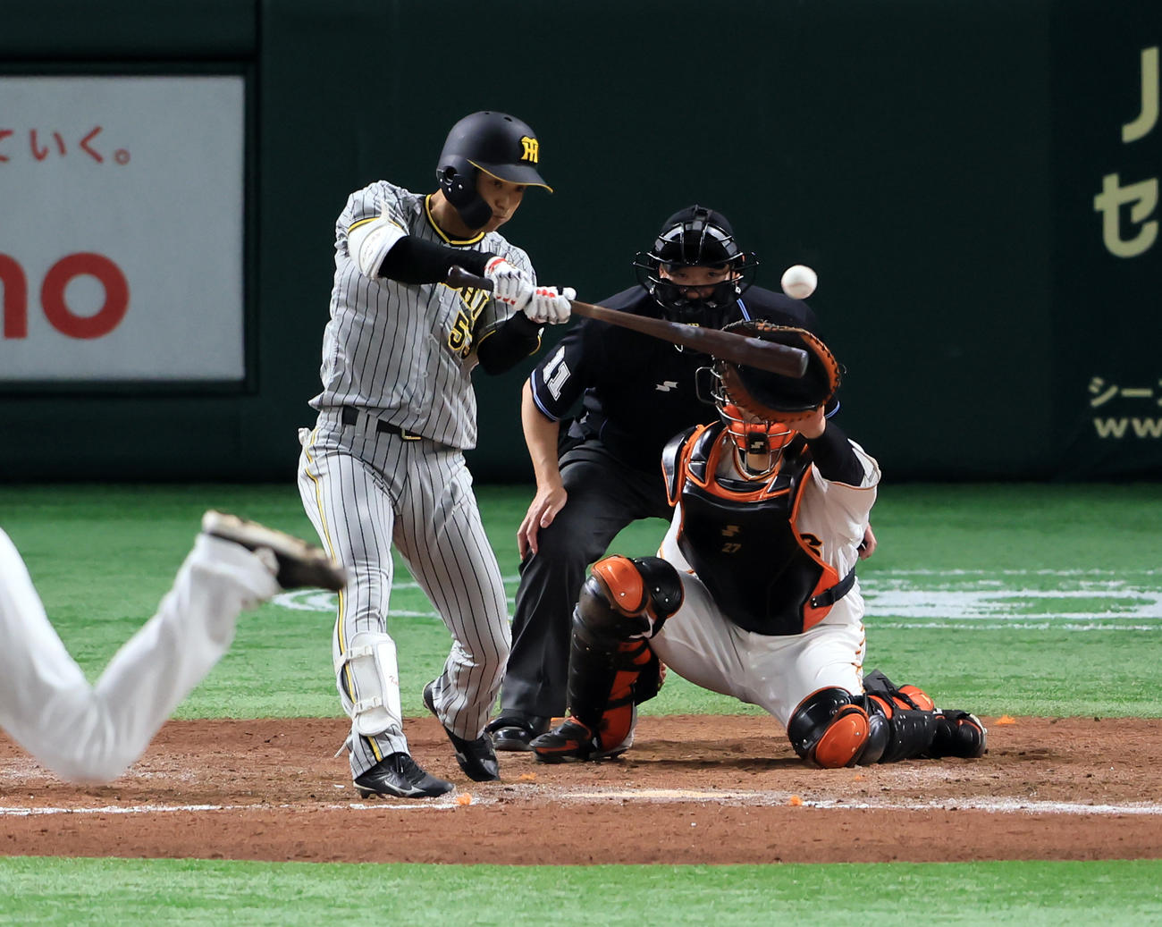 巨人対阪神　9回表阪神2死三塁、島田は左適時打を放つ（撮影・浅見桂子）