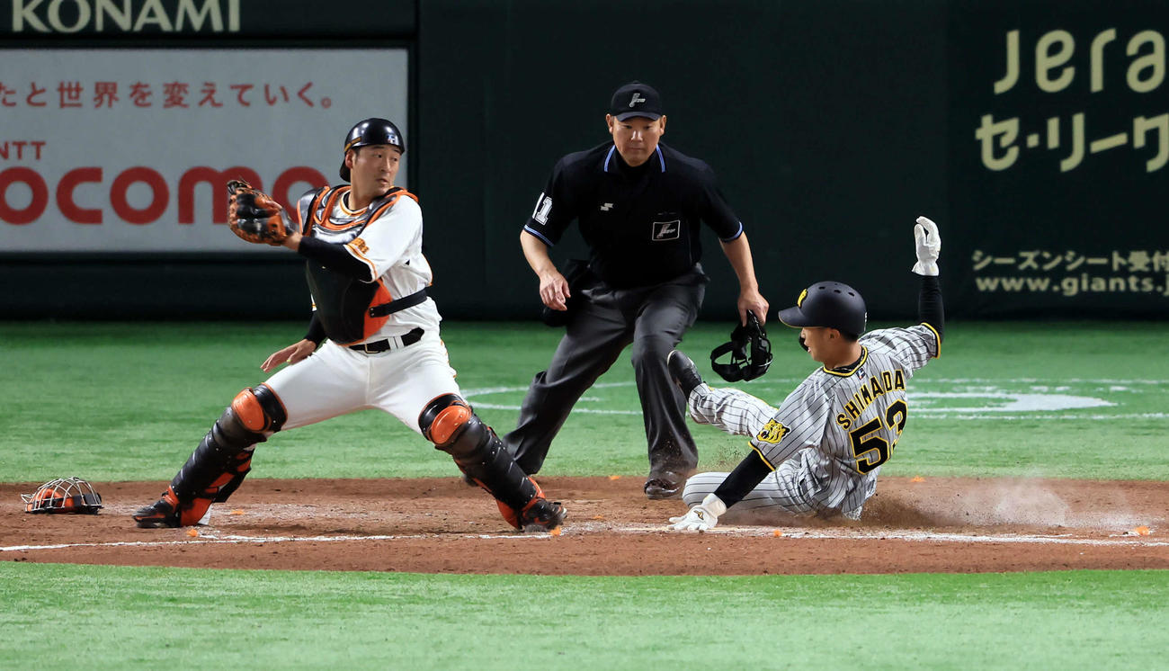 巨人対阪神　9回表阪神2死一塁、近本の右越え適時二塁打で生還する島田（右）。捕手岸田（撮影・浅見桂子）
