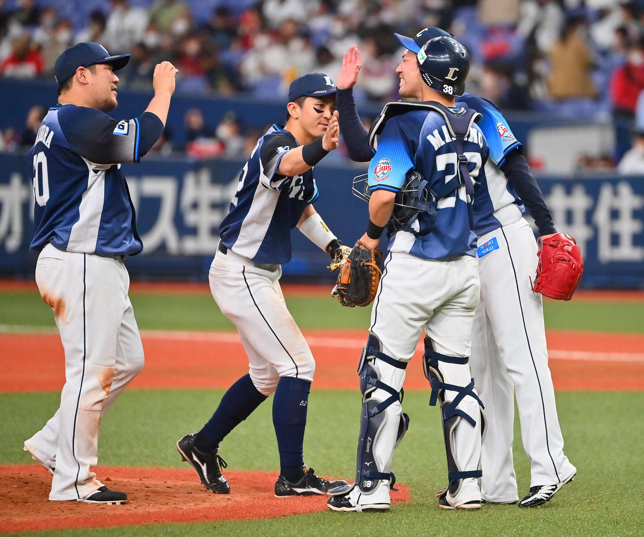 オリックス対西武　9回裏を無失点に抑えた西武増田（右）はナインとタッチを交わす（撮影・和賀正仁）