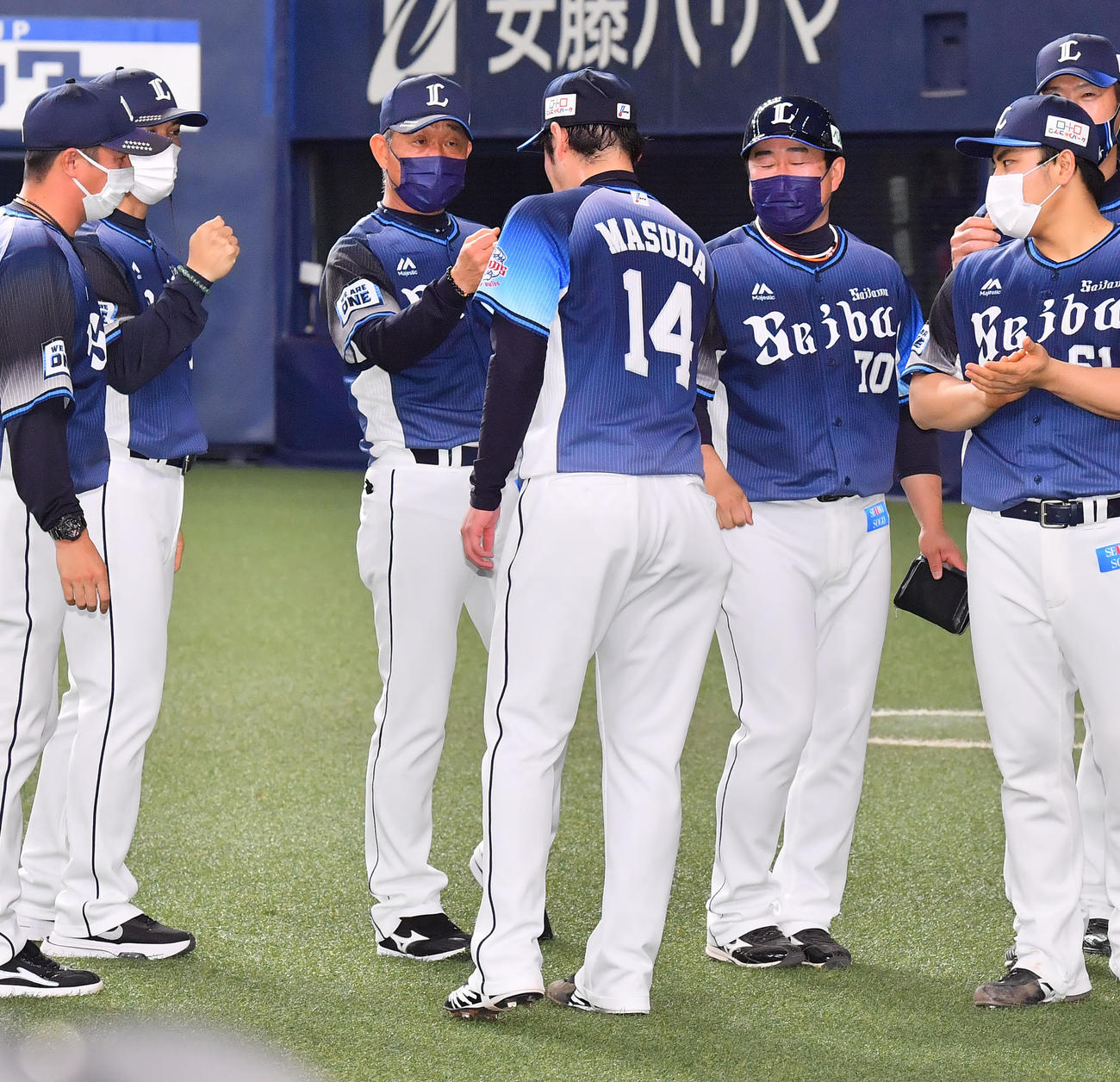 オリックス対西武　通算150セーブを達成し西武辻監督らから祝福される増田（撮影・和賀正仁）