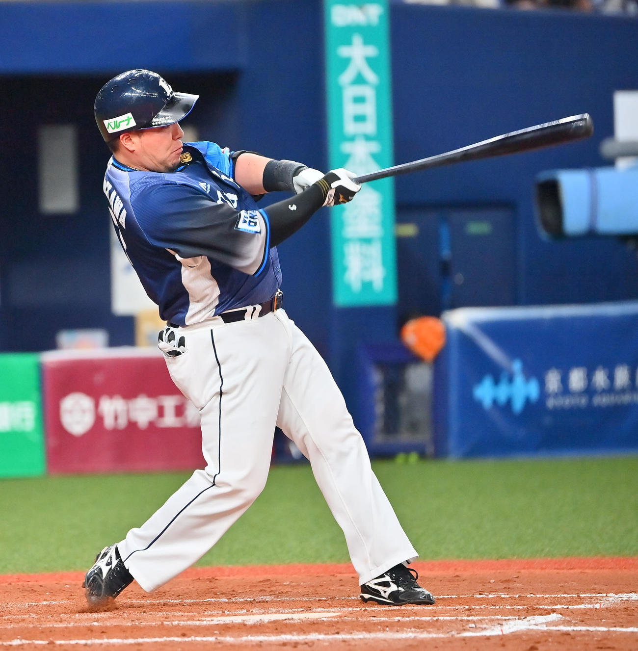 オリックス対西武　9回表西武無死、左越え本塁打を放つ山川（撮影・和賀正仁）