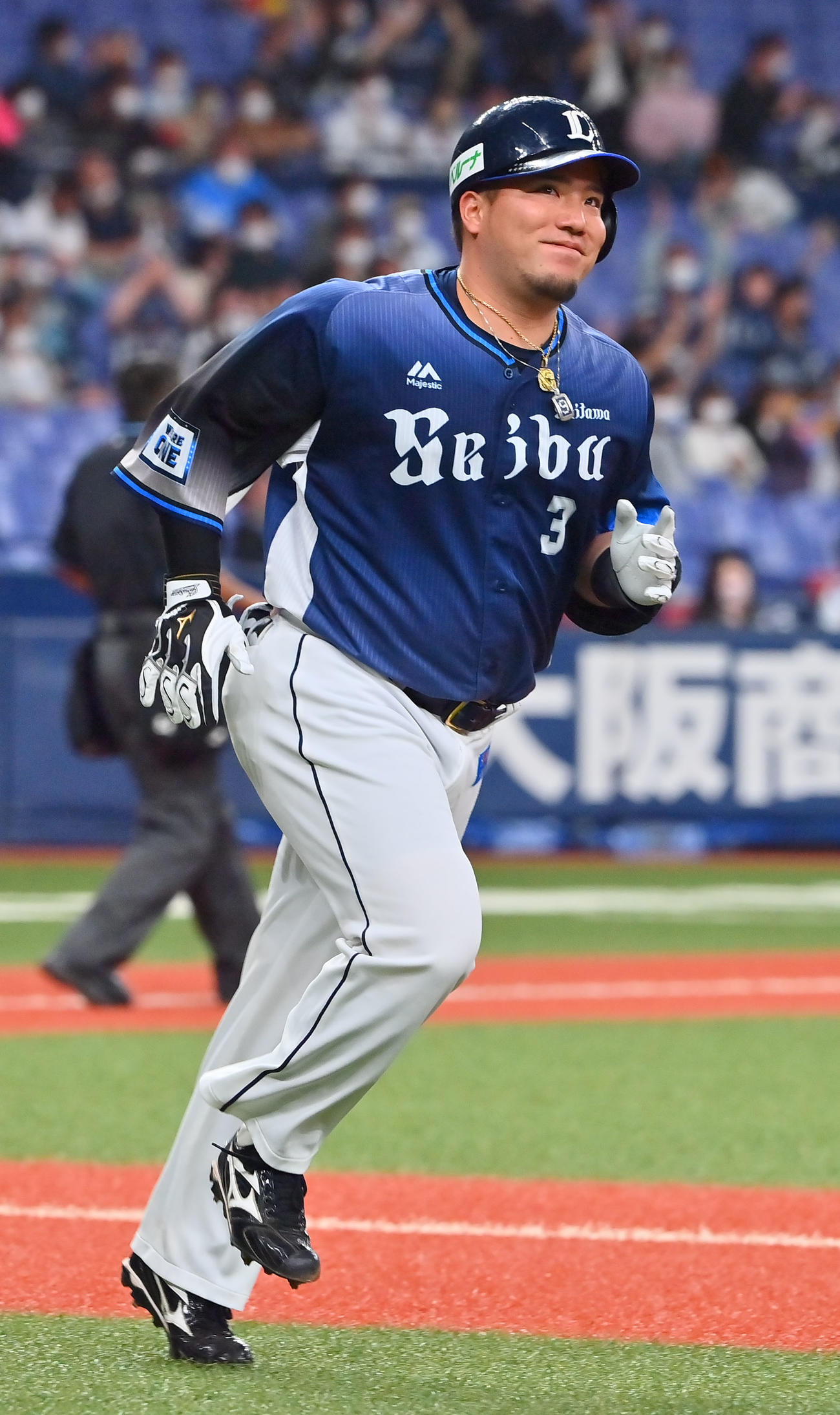 オリックス対西武　9回表西武無死、左越え本塁打を放ち笑顔でダイヤモンドを1周する山川（撮影・和賀正仁）