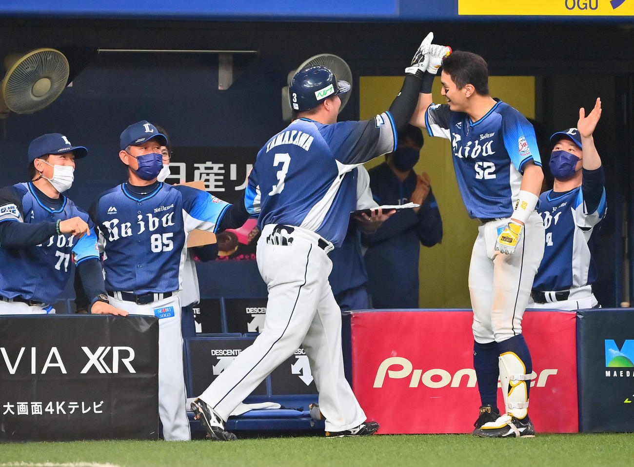 オリックス対西武　9回表西武無死、左越え本塁打を放った山川は西武辻監督らの出迎えを受ける（撮影・和賀正仁）