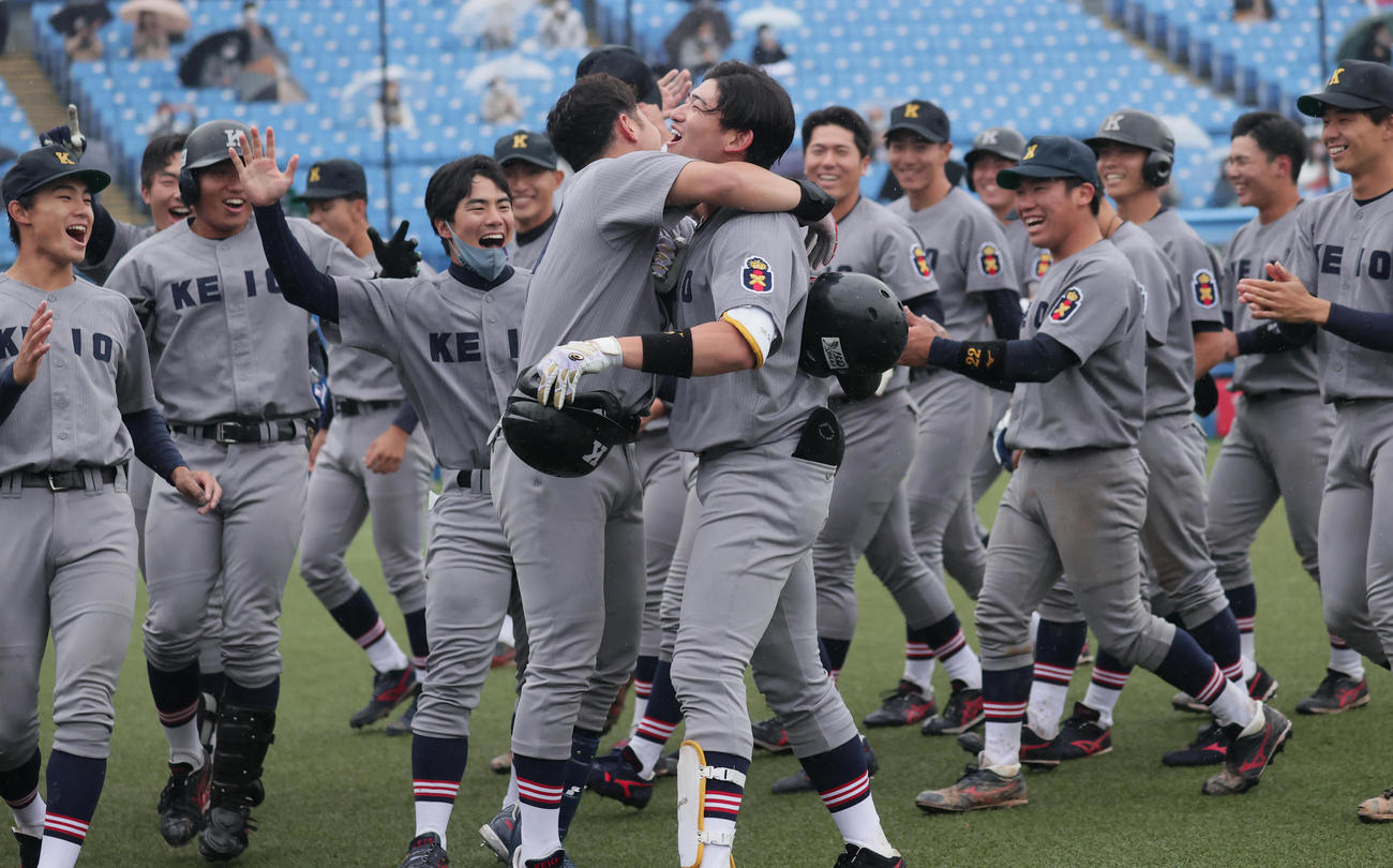 法大対慶大　サヨナラ本塁打を放った慶大・萩尾（中央右）は、仲間に祝福される（撮影・野上伸悟）