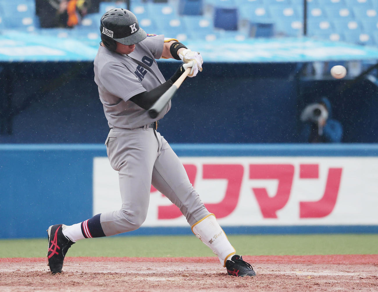 法大対慶大　9回裏慶大1死、左越えサヨナラ本塁打を放つ萩尾（撮影・野上伸悟）