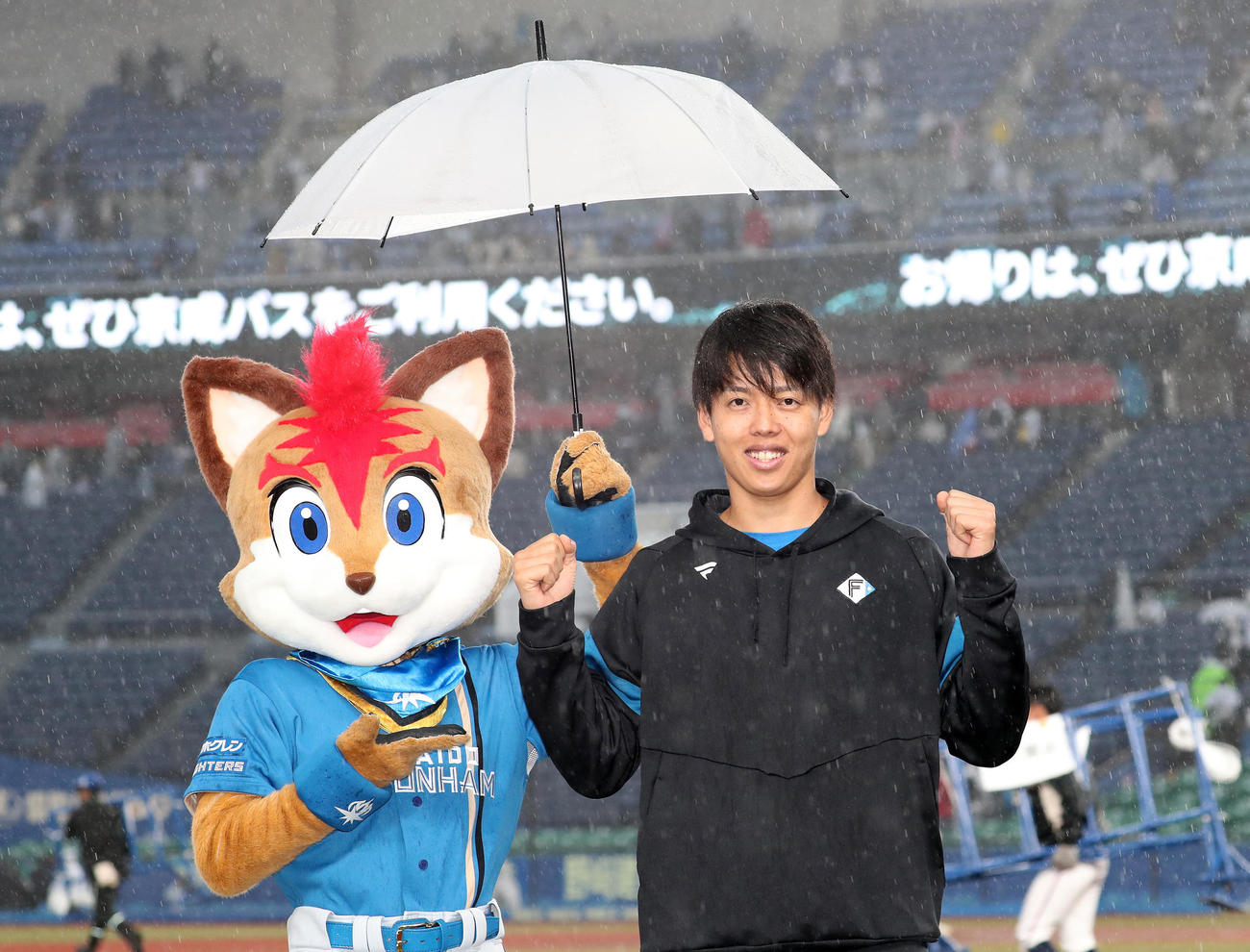 ロッテ対日本ハム　勝利しガッツポーズする日本ハム杉浦（撮影・鈴木正人）