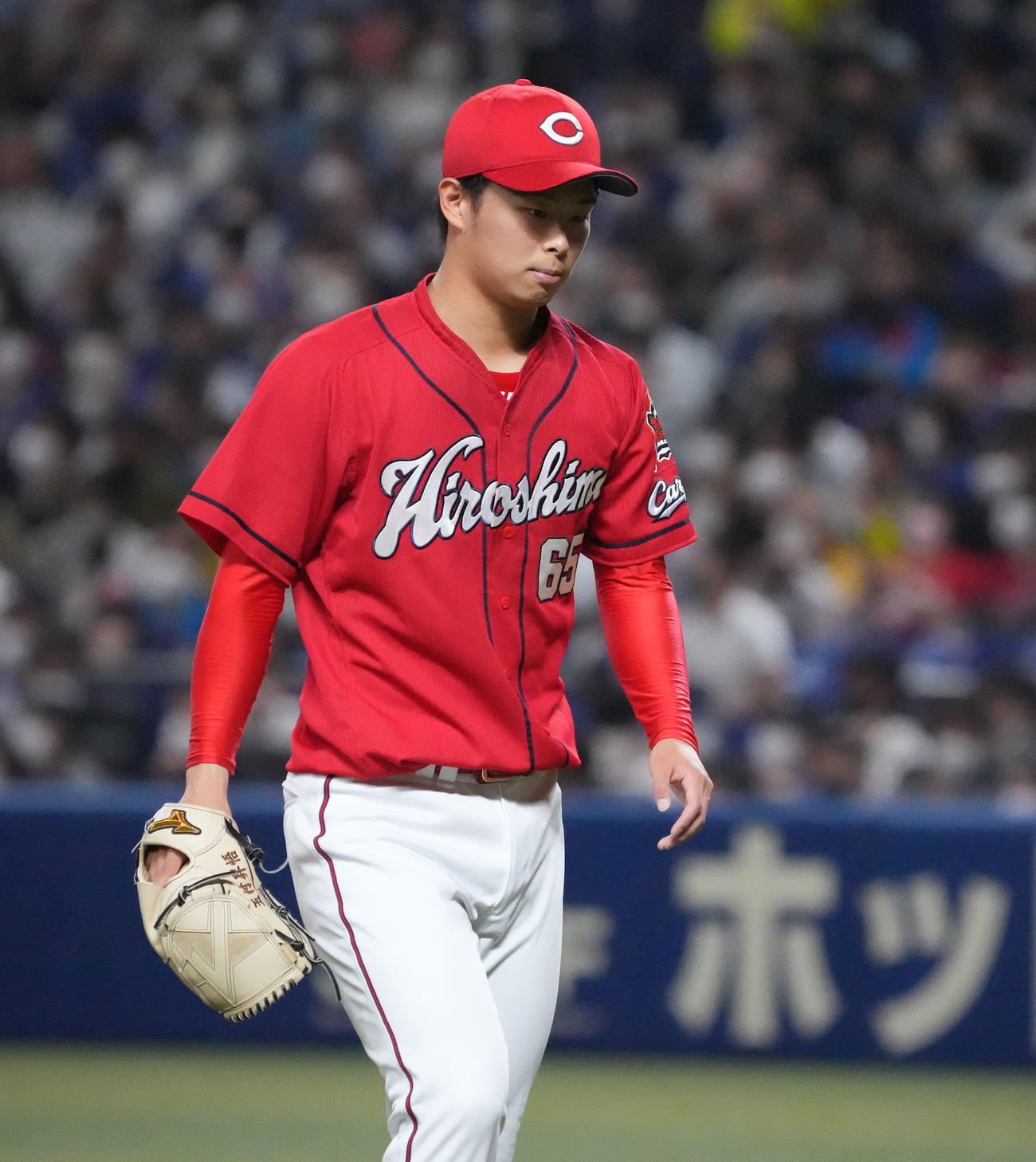 中日対広島　3回裏中日攻撃終了、ベンチへ戻る玉村（撮影・森本幸一）