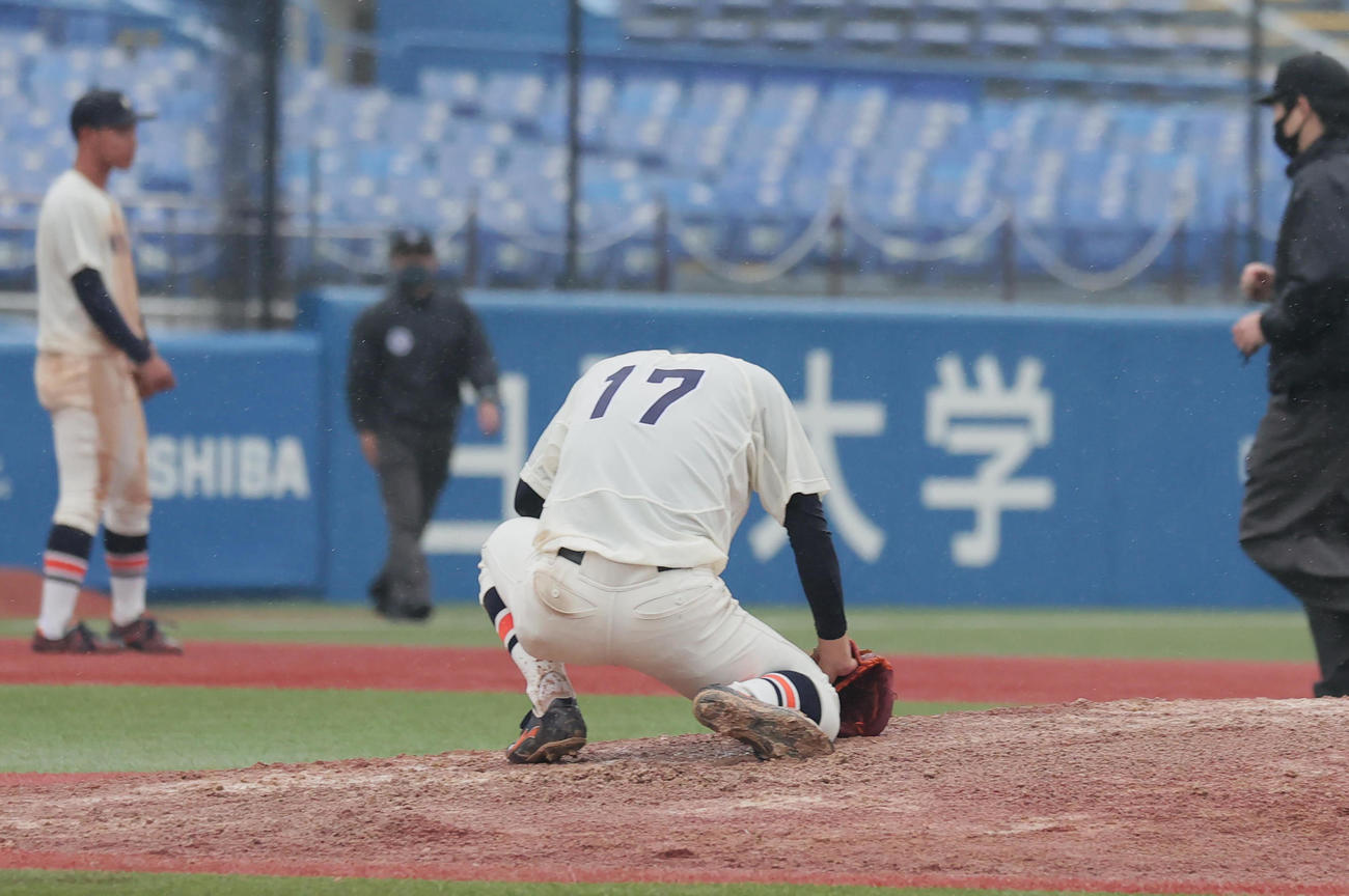法大対慶大　9回裏慶大1死、萩尾に左越えサヨナラ本塁打を許し、マウンドでうずくまる武冨（撮影・野上伸悟）
