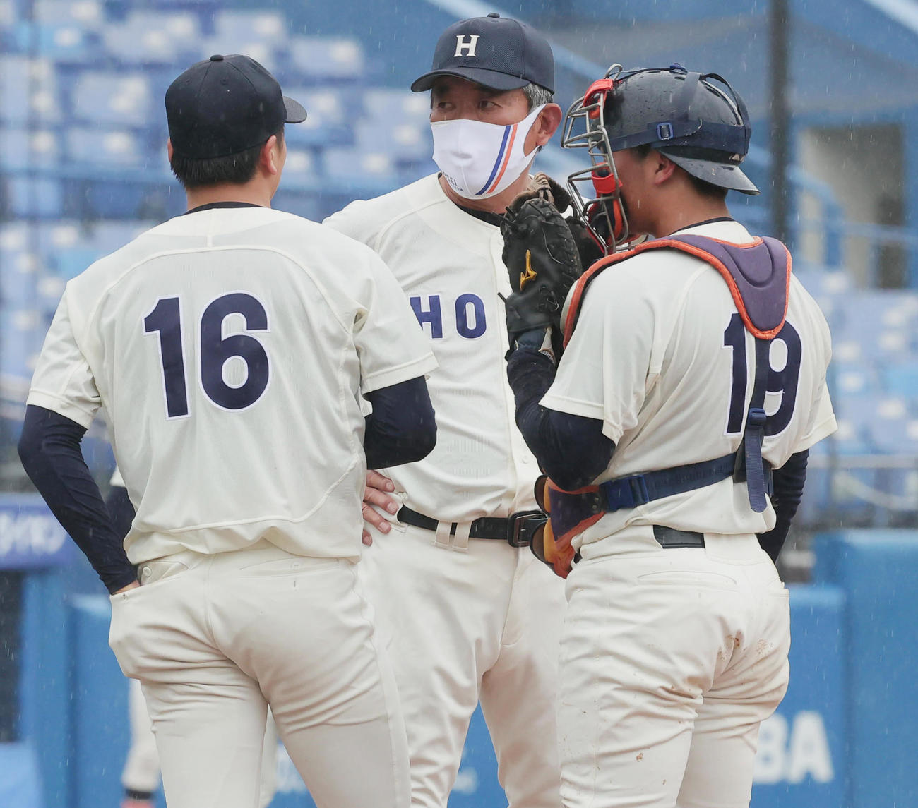 法大対慶大　マウンドで尾崎完太（左）に声をかける法大・加藤監督（撮影・野上伸悟）