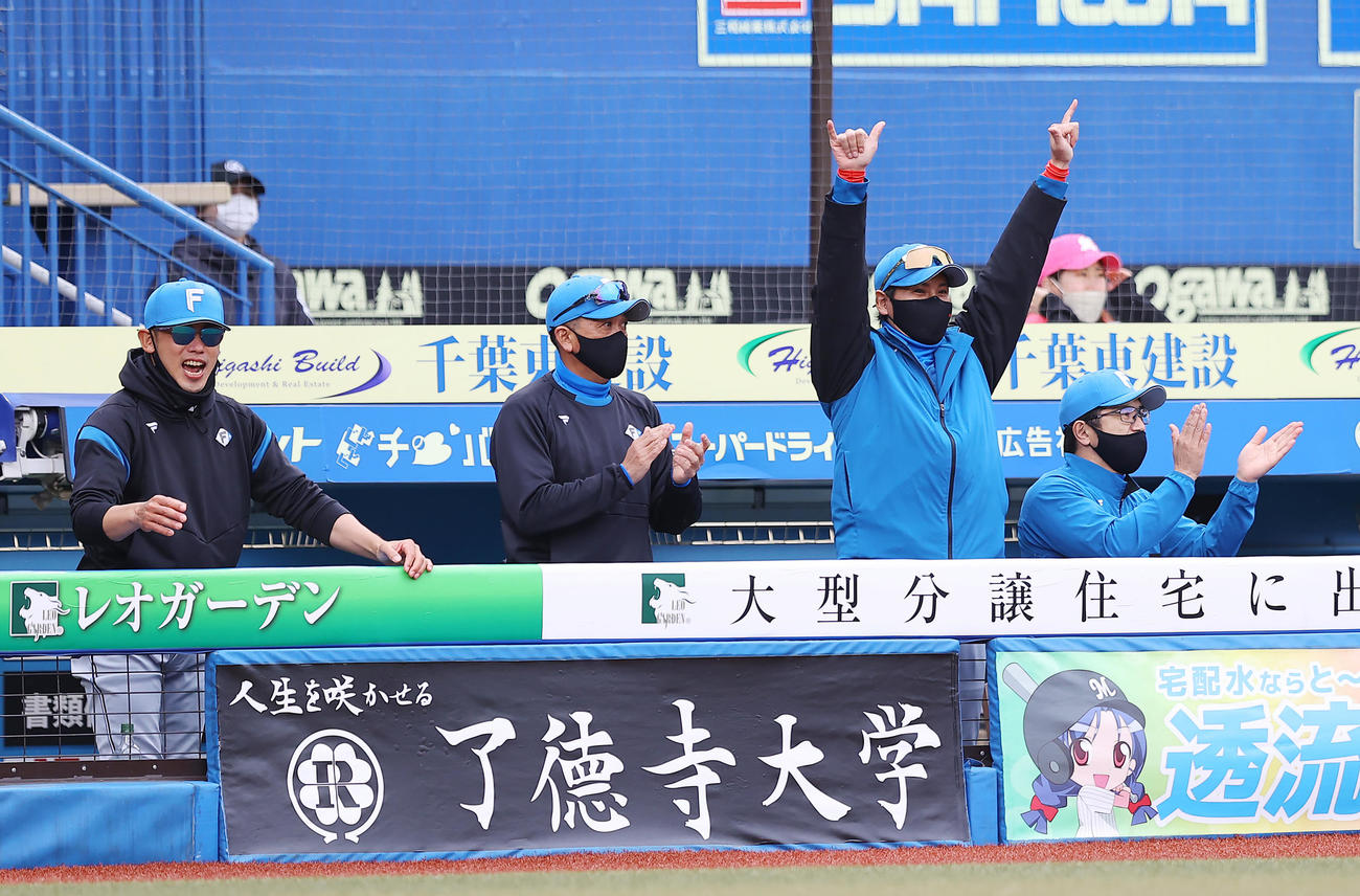 ロッテ対日本ハム　4回表日本ハム1死満塁、ベンチでBIGBOSSポーズを決める新庄監督（右から2人目）（撮影・垰建太）