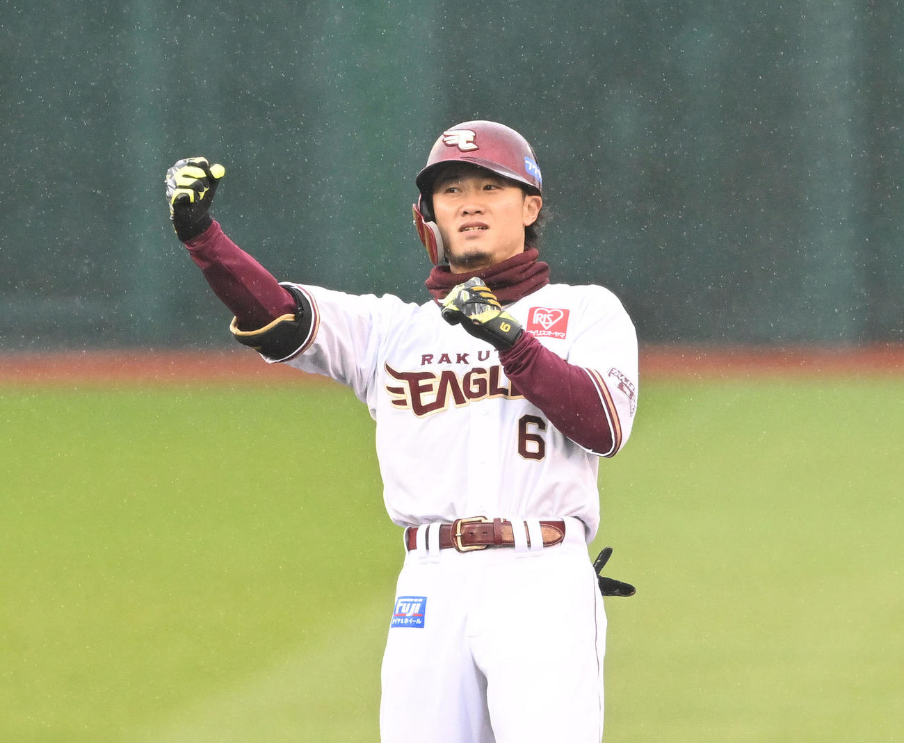楽天対ソフトバンク　3回裏楽天1死二塁、先制の適時打を放った西川はガッツポーズする（撮影・滝沢徹郎）