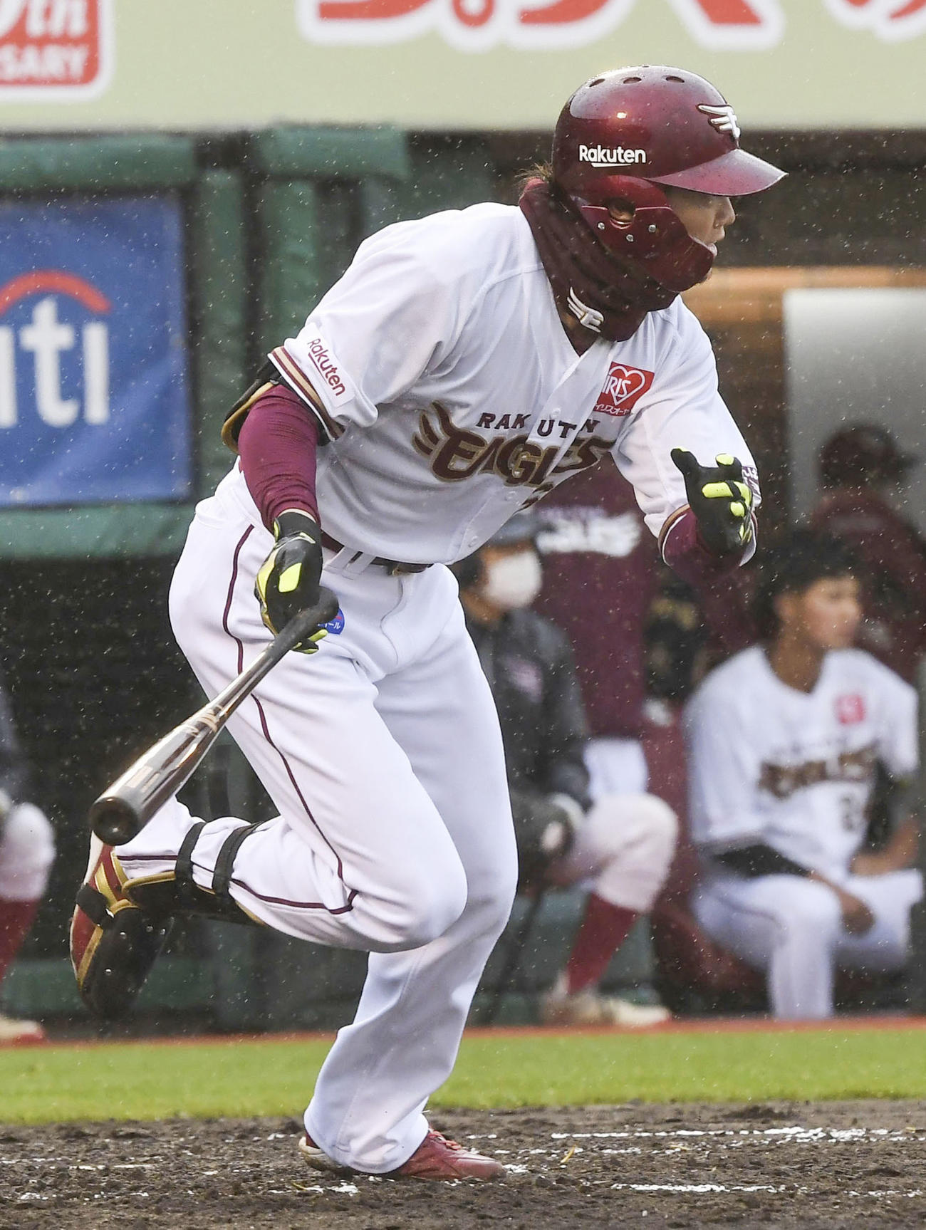 楽天対ソフトバンク　3回裏楽天1死二塁、西川が左前に先制打を放つ（共同）