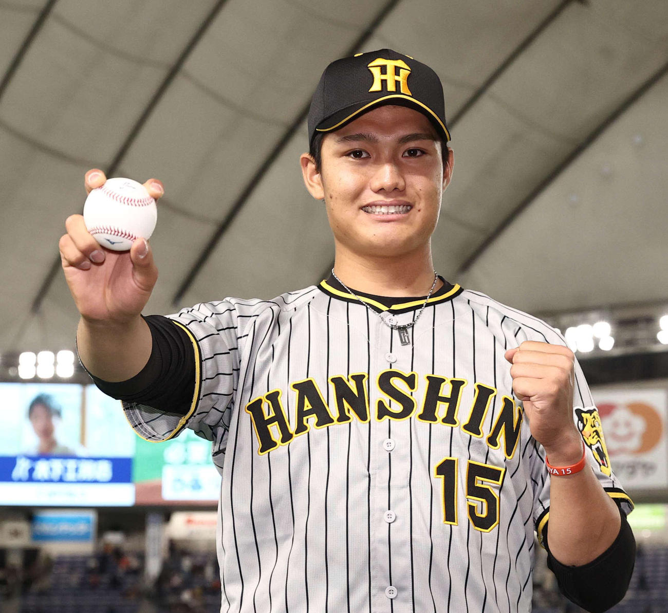巨人対阪神　勝利球を手に笑顔でガッツポーズする阪神西純矢（撮影・上田博志）