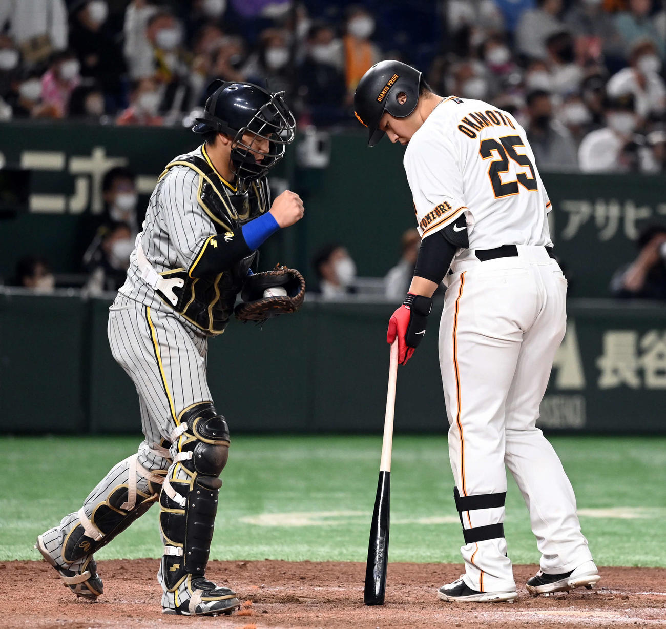 巨人対阪神　9回裏巨人2死三塁、岡本和が空振り三振でゲームセット。左はガッツポーズを決める捕手梅野（撮影・たえ見朱実）