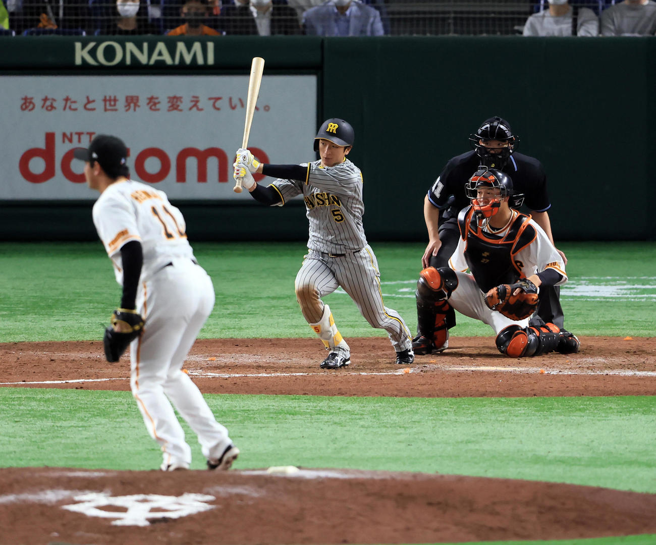 巨人対阪神　9回表阪神2死一塁、近本は右越え適時二塁打を放つ。投手平内（撮影・浅見桂子）