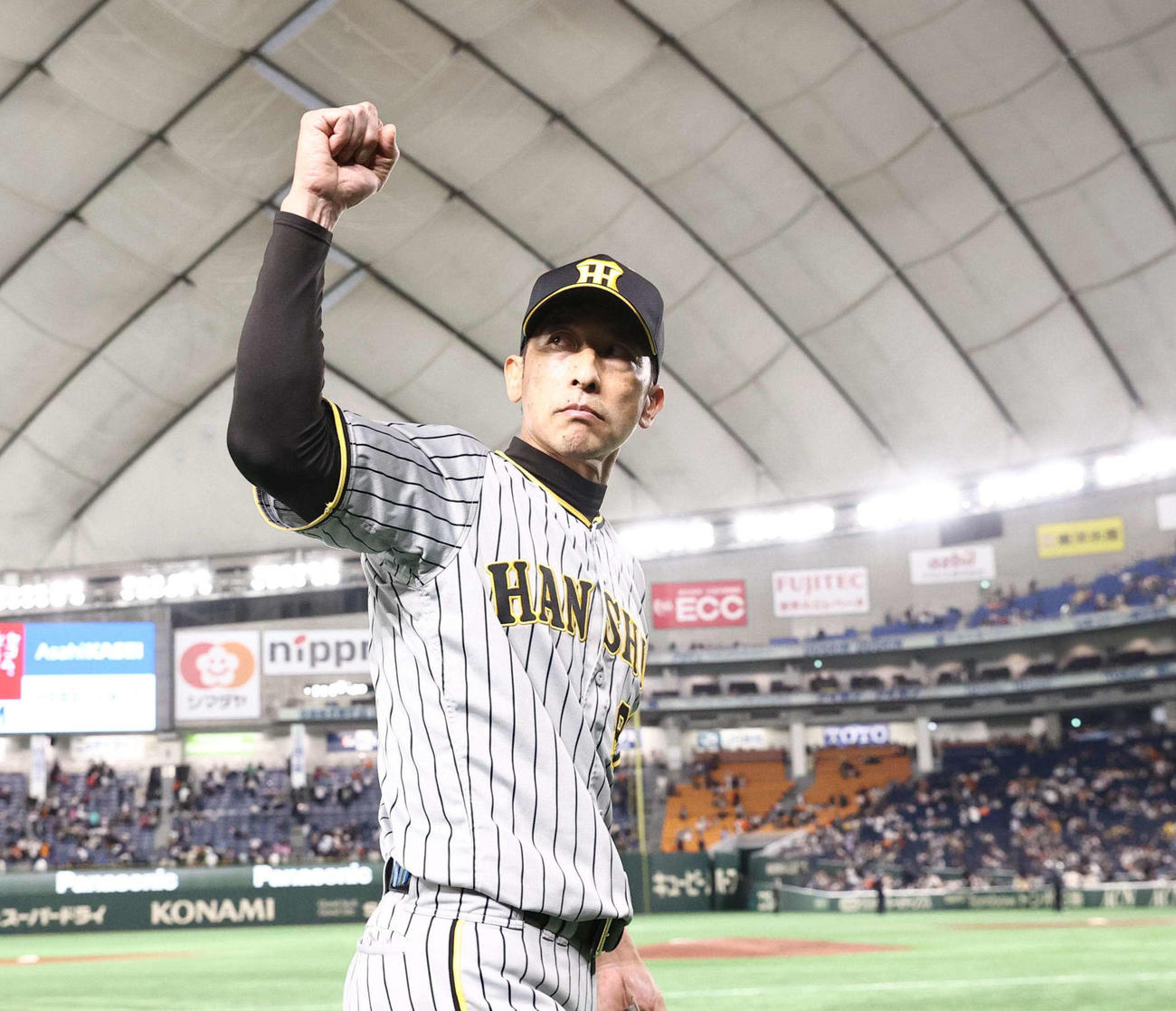 勝利監督インタビューを受けた矢野監督はファンの祝福に力強いガッツポーズ（撮影・上田博志）