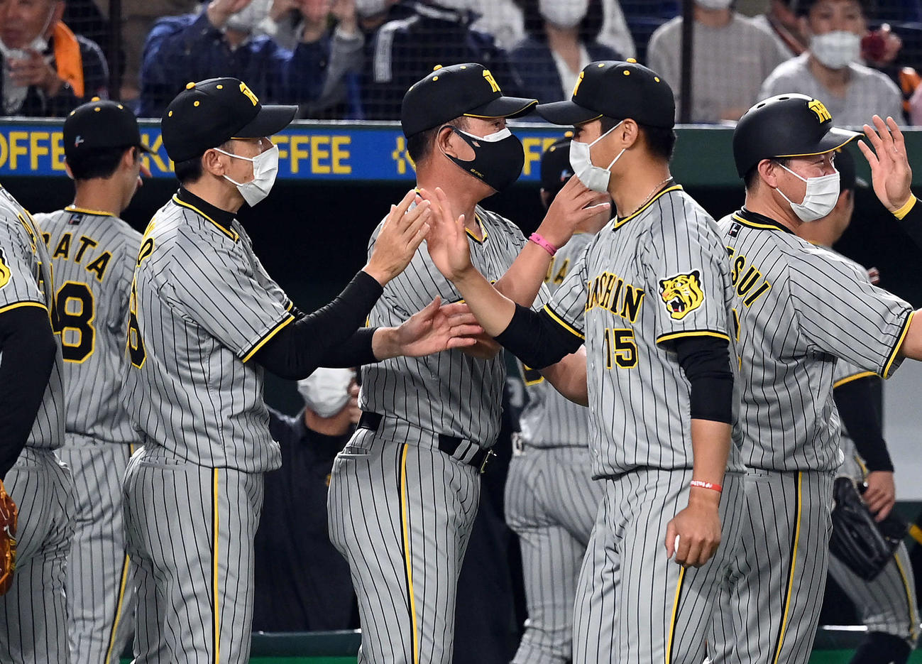 今季初勝利の西純矢（右）を迎える阪神矢野監督（撮影・たえ見朱実）