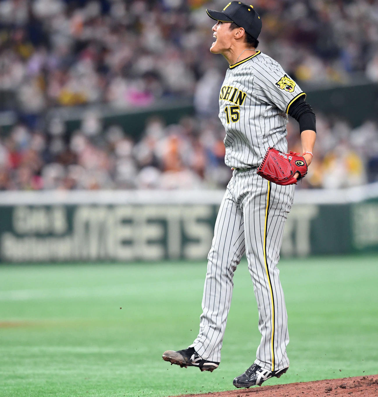 巨人対阪神　7回裏巨人2死、アダム・ウォーカーを左飛に打ち取りほえる西純（撮影・たえ見朱実）