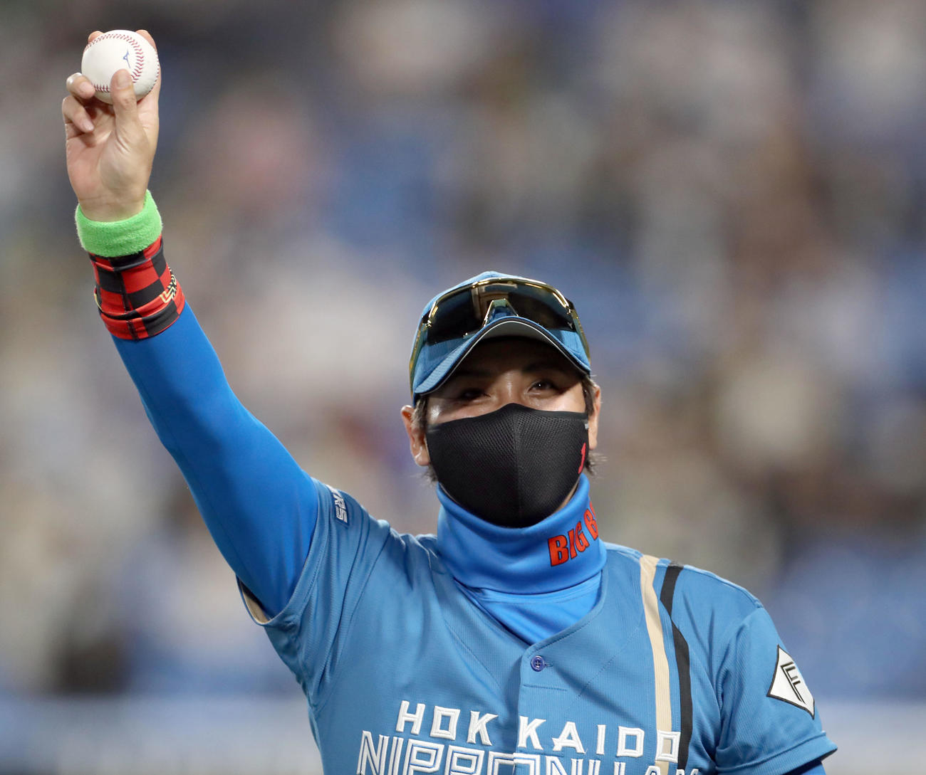 ヤクルト対日本ハム　10回表日本ハム無死一塁、上川畑のプロ初安打となる記念ボールを手にする新庄監督（撮影・佐藤翔太）