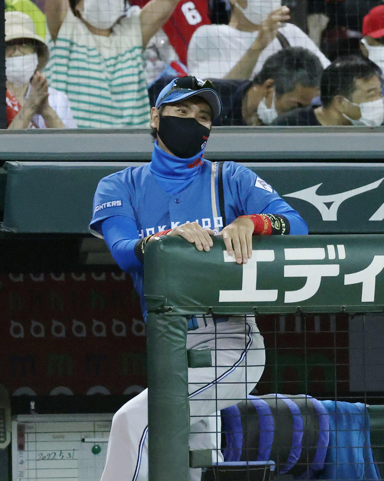 広島対日本ハム　9回表日本ハム2死一、二塁、代打清宮の二ゴロで試合終了し、肩を落とす新庄監督（撮影・加藤孝規）