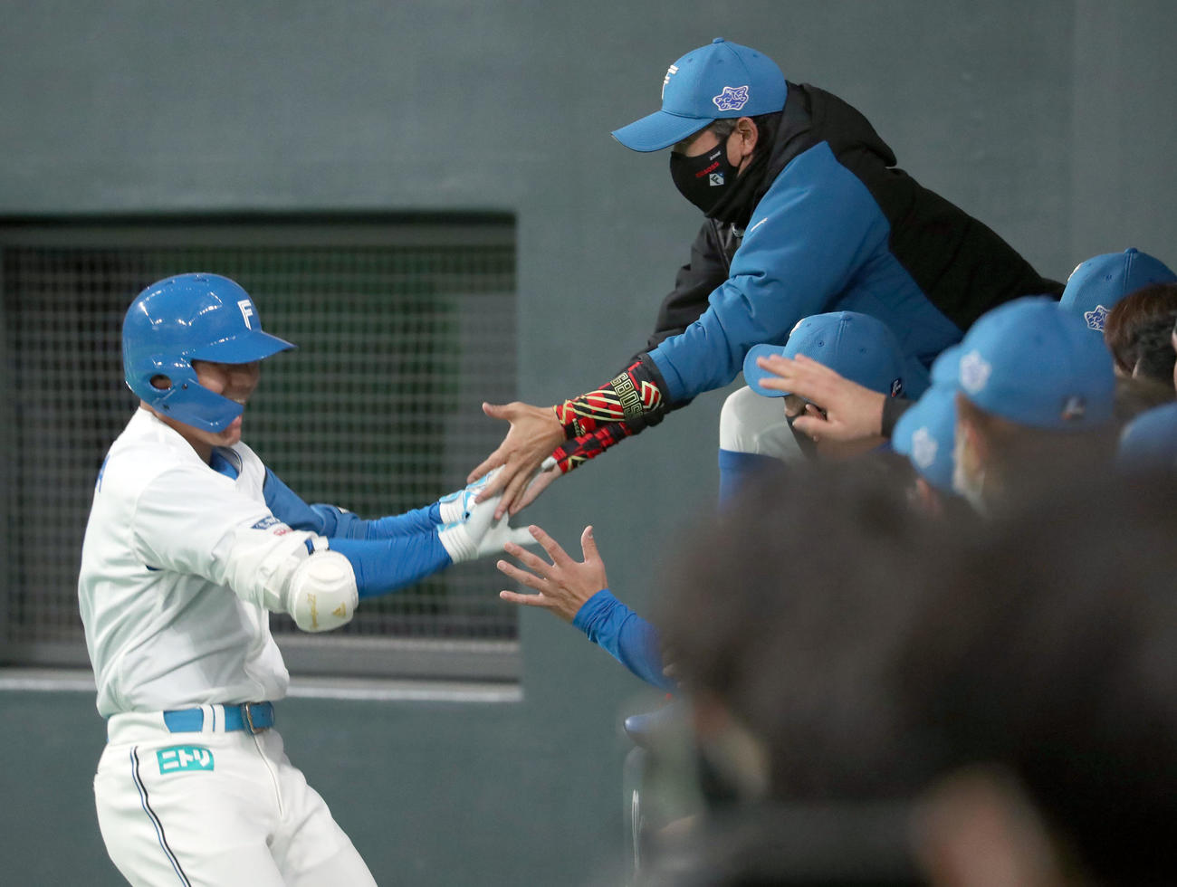 日本ハム対楽天　2回裏日本ハム無死、右越え本塁打を放った清宮（左）を出迎える新庄監督（撮影・佐藤翔太）