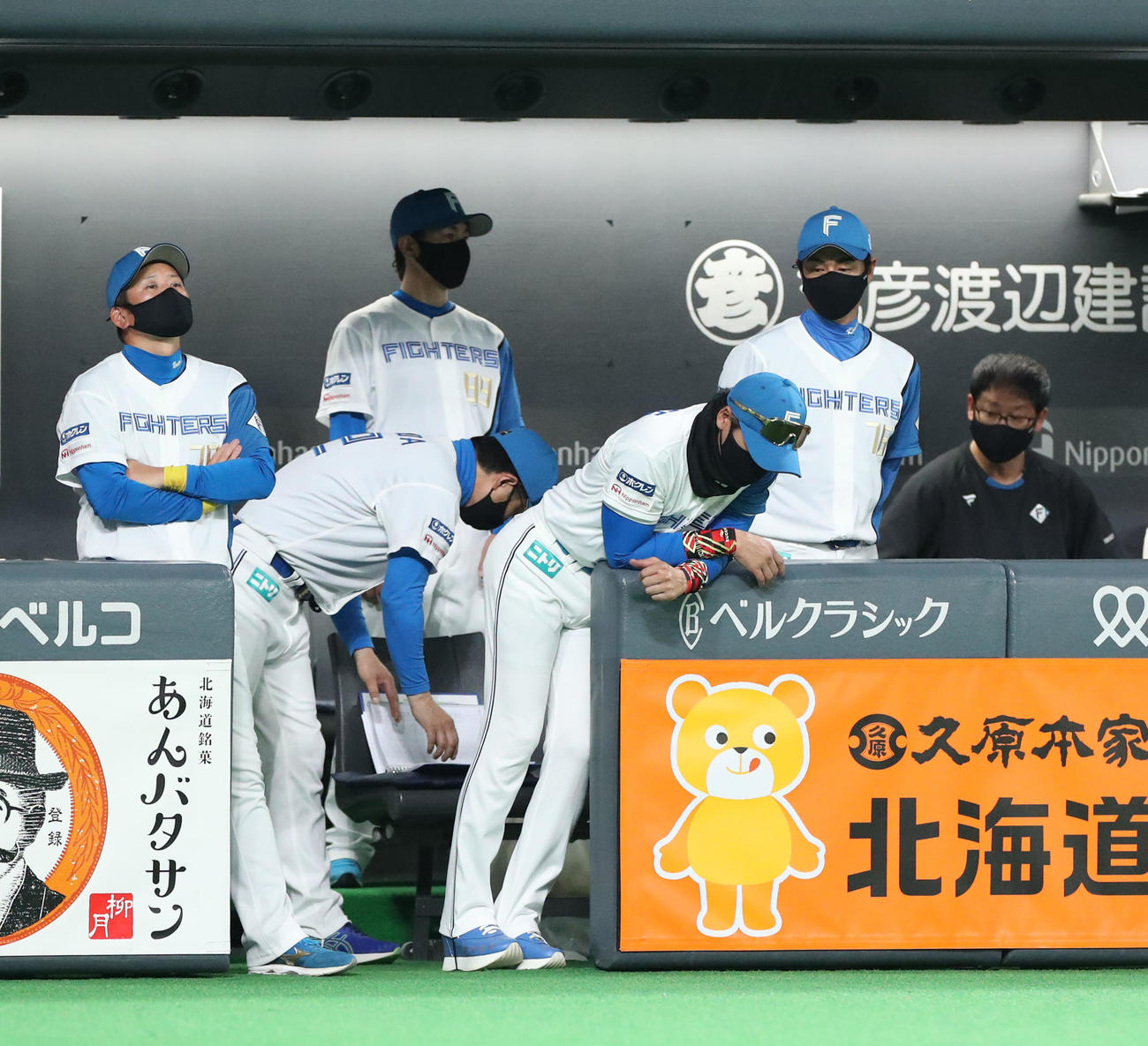 日本ハム対オリックス　ベンチでうなだれる日本ハム新庄監督（右手前）（撮影・佐藤翔太）