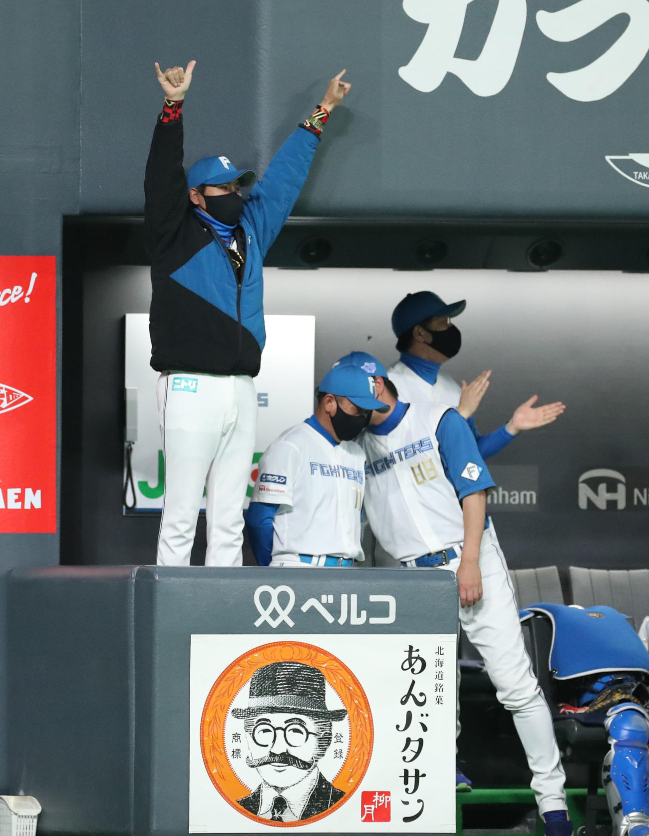 日本ハム対オリックス　2回裏日本ハム2死一、二塁、清宮の適時二塁打に歓喜する新庄監督（撮影・佐藤翔太）