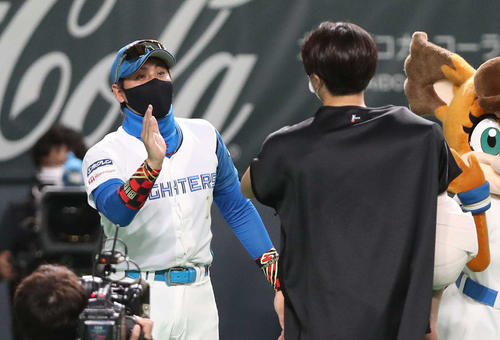 日本ハム対ソフトバンク 試合後、上沢を出迎える新庄監督(撮影・黒川智章)