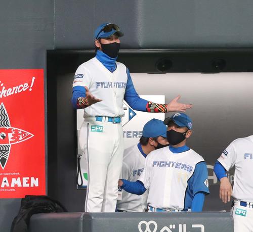 日本ハム対ソフトバンク 6回裏、万波の2点本塁打に驚いた表情の新庄監督(撮影・黒川智章)