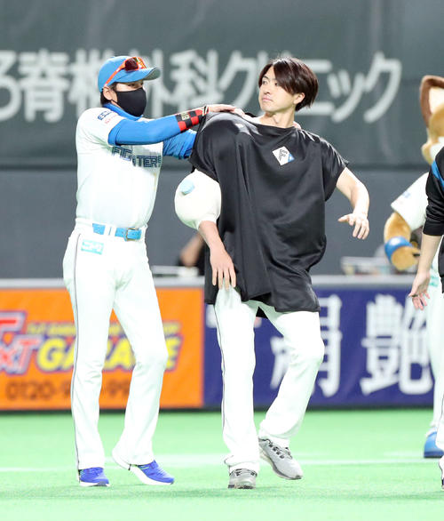 日本ハム対西武 試合終了後、日本ハム新庄監督(左)は上沢を労う(撮影・佐藤翔太)