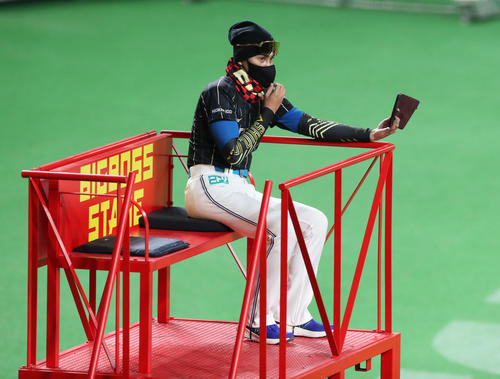 日本ハム対西武 試合前、BIGBOSSSTAGEからインスタライブを行う日本ハム新庄監督(撮影・佐藤翔太)