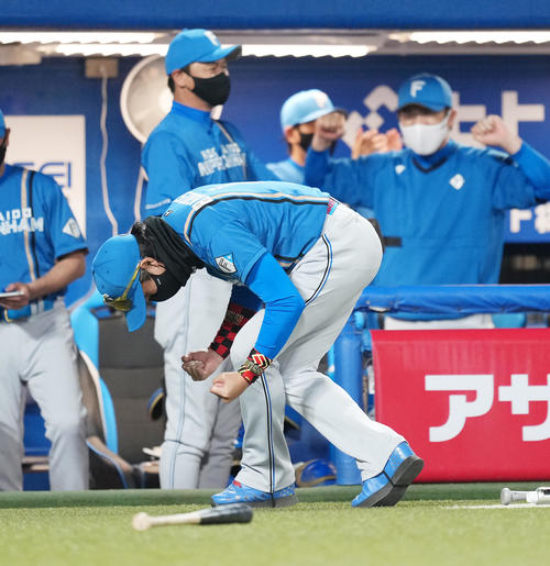 ヤクルト対日本ハム 10回表日本ハム1死二塁、アルカンタラの2打席連続の2点本塁打にベンチで喜ぶ新庄監督(撮影・菅敏)