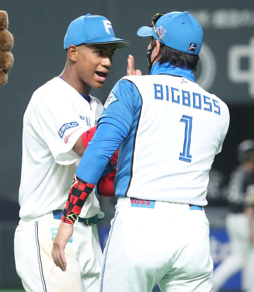 日本ハム対ソフトバンク 日本ハム万波(左)は新庄監督とタッチをかわして勝利を喜ぶ(撮影・佐藤翔太)