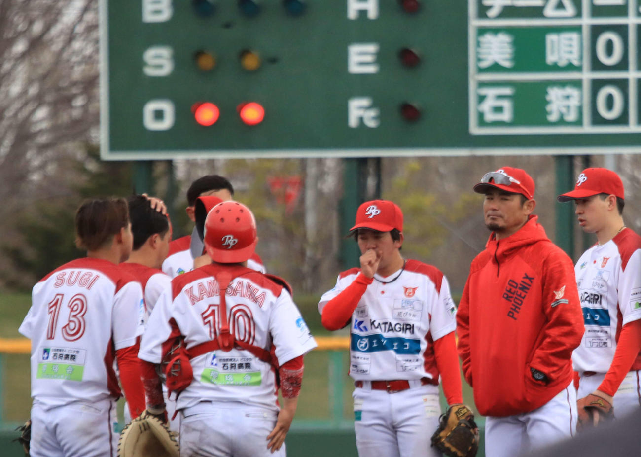マウンドの森に声を掛けた石狩レッドフェニックス坪井監督（右から2人目）（撮影・保坂果那）