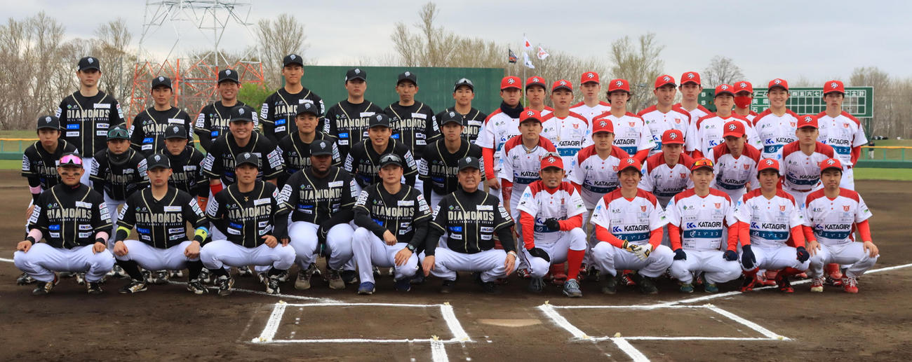 開幕戦を迎え、集合写真に納まる石狩と美唄の選手ら（撮影・保坂果那）