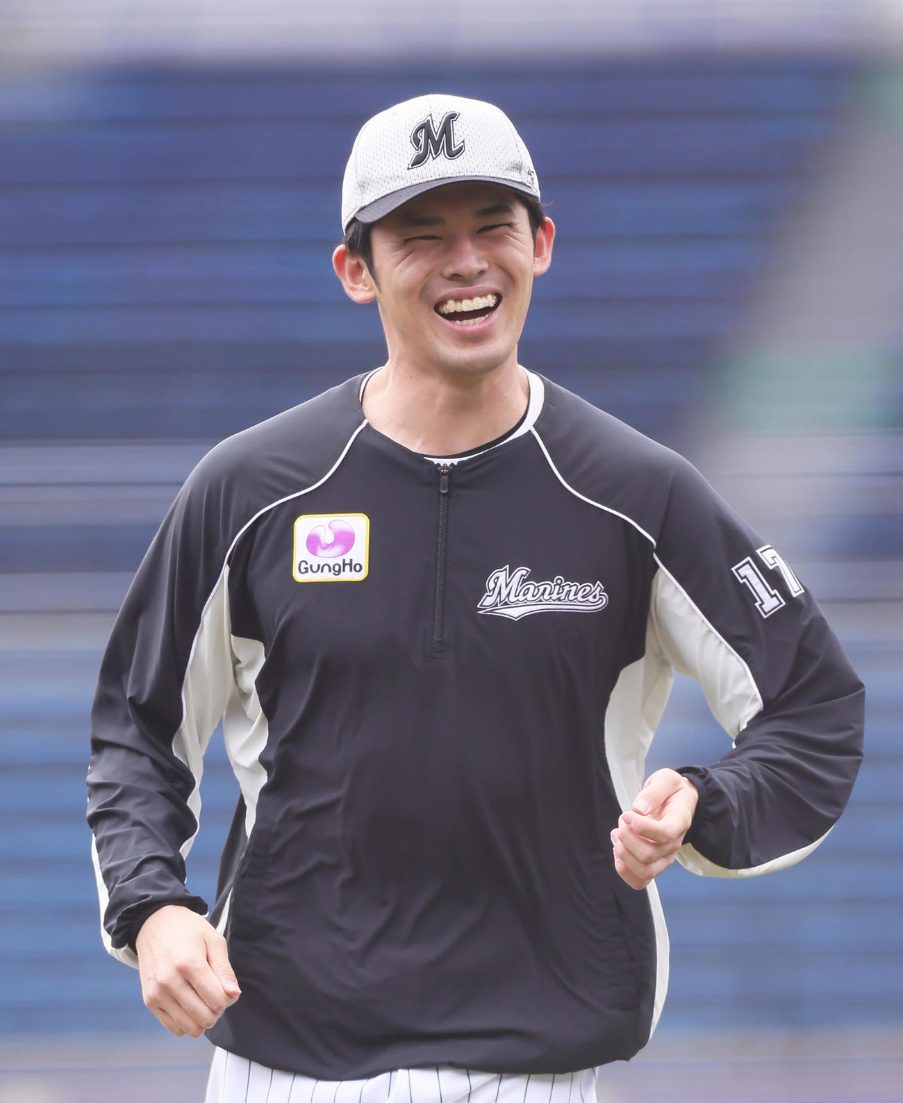 練習中、笑顔を見せるロッテ佐々木朗（撮影・足立雅史）