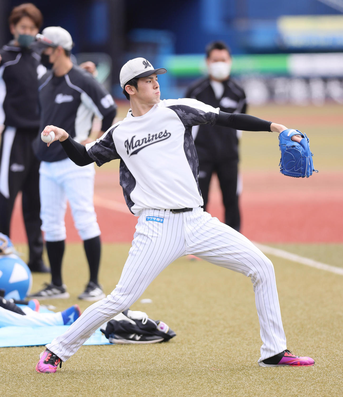 キャッチボールで調整するロッテ佐々木朗（撮影・足立雅史）