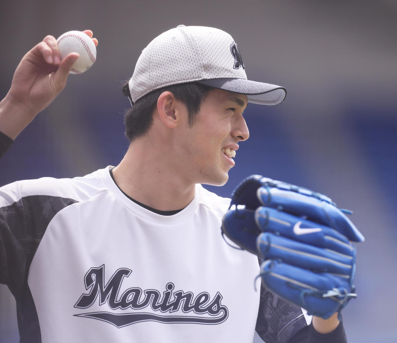 練習中、笑顔を見せるロッテ佐々木朗（撮影・足立雅史）