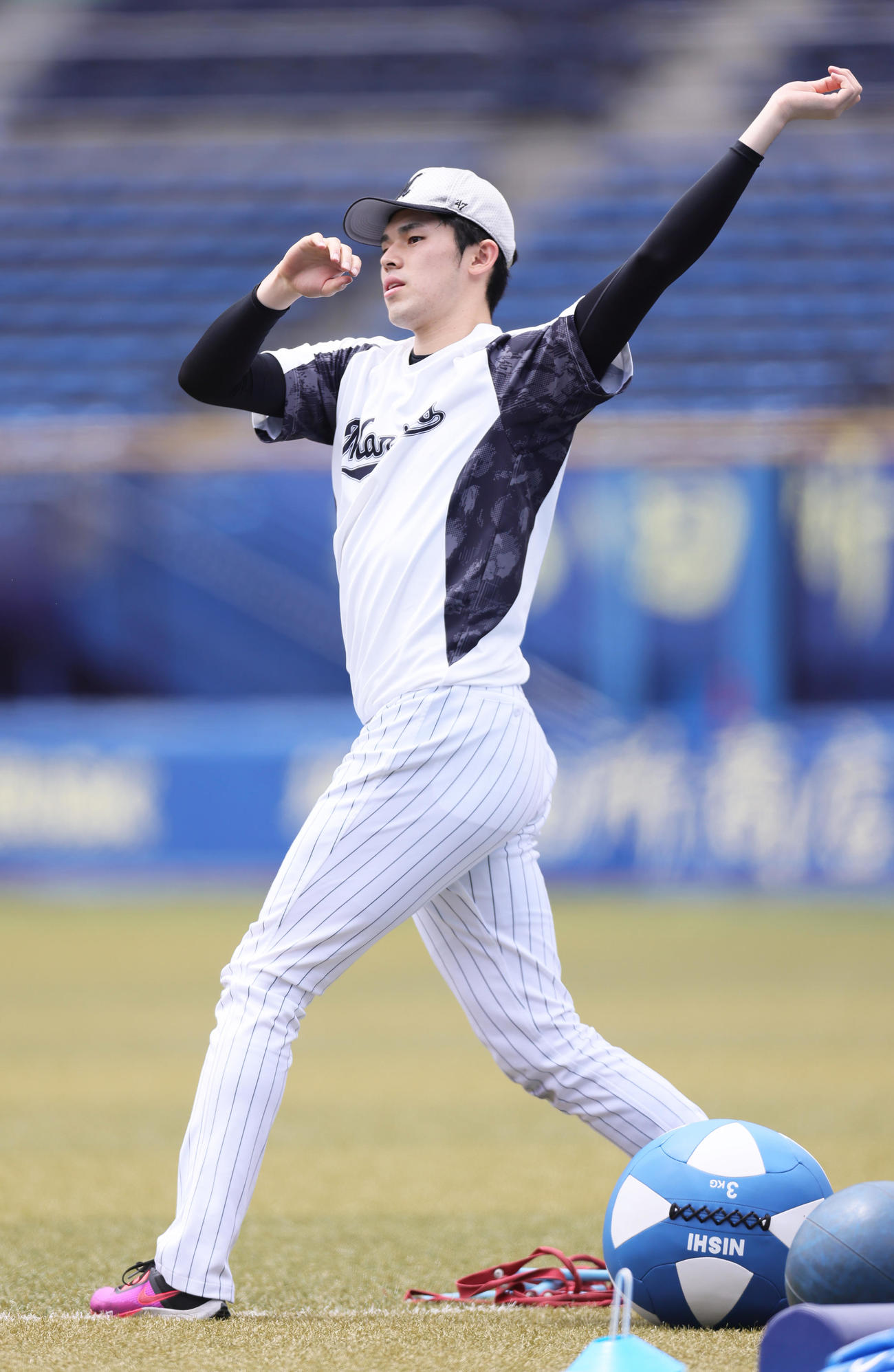 練習中、バットを振るそぶりを見せるロッテ佐々木朗（撮影・足立雅史）
