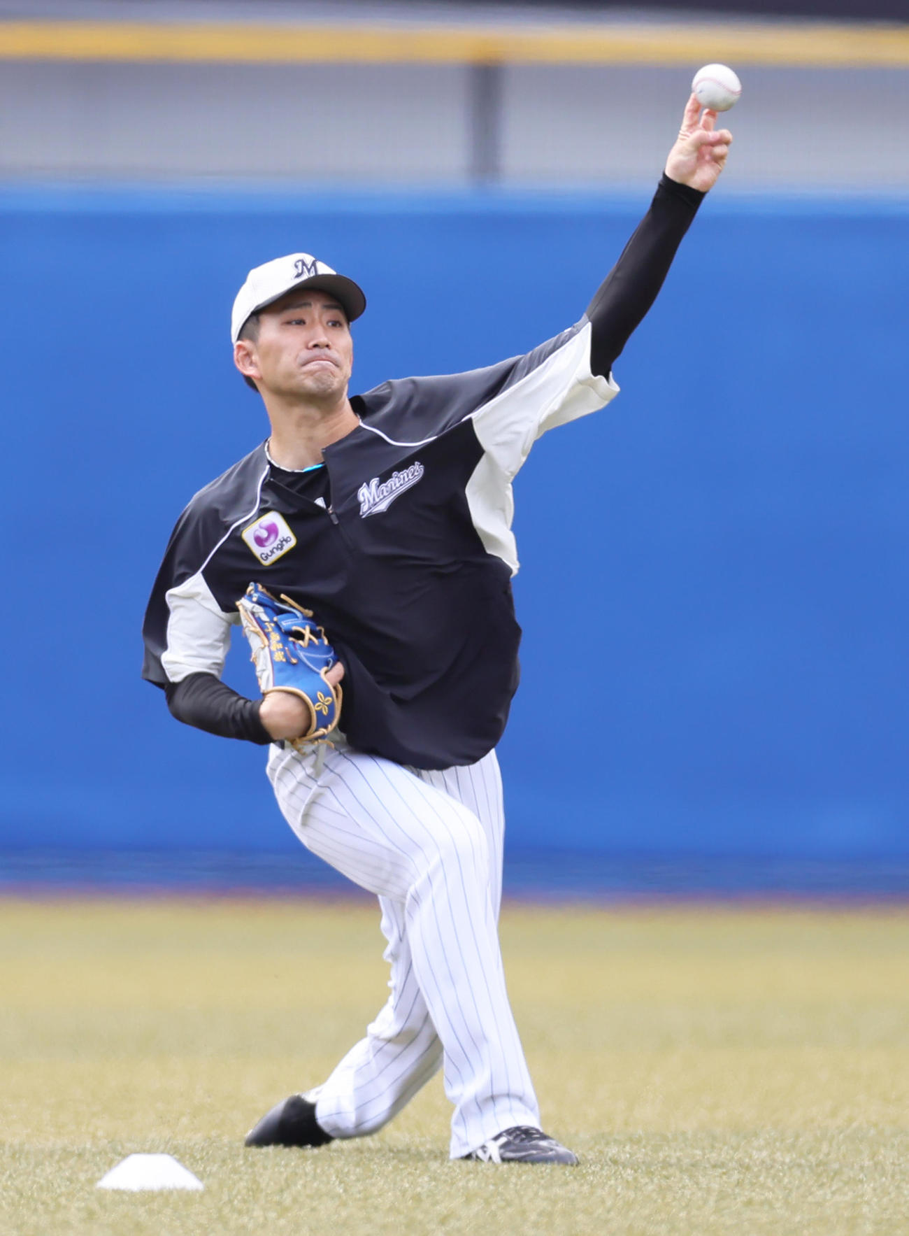 キャッチボールで調整するロッテ小島（撮影・足立雅史）