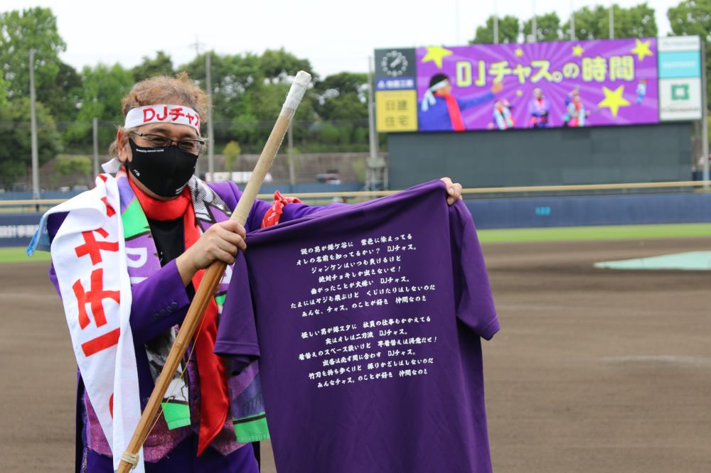 自身のグッズを宣伝する日本ハムの“生身のゆるキャラ”「DJチャス。」（球団提供）
