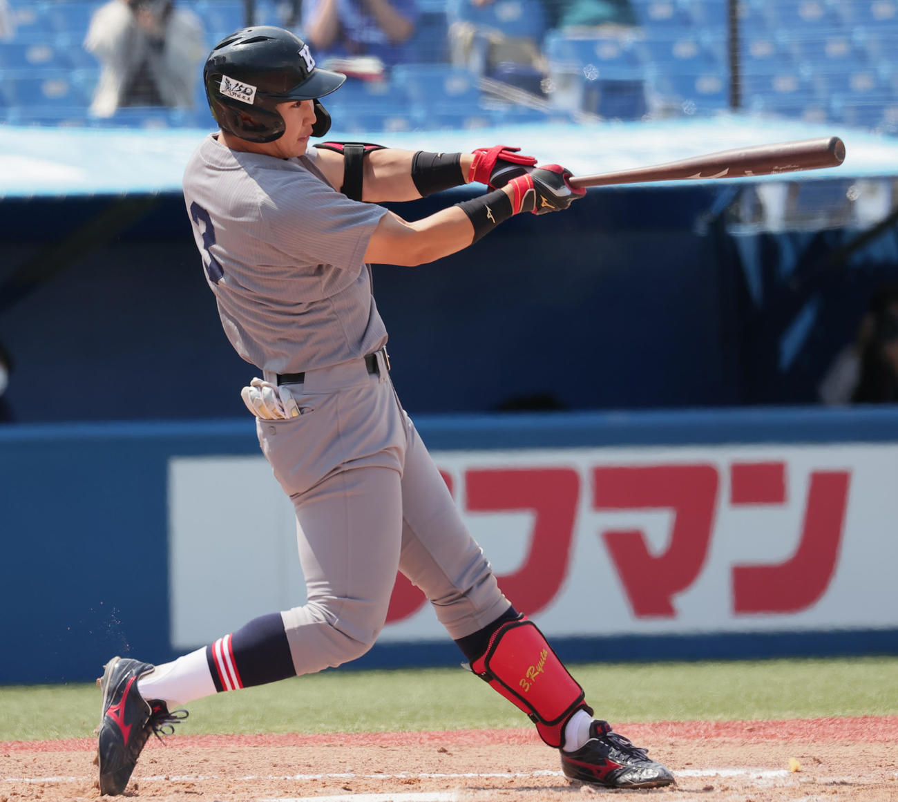 慶大対法大　9回表慶大2死三塁、左越え2点本塁打を放つ広瀬（撮影・野上伸悟）