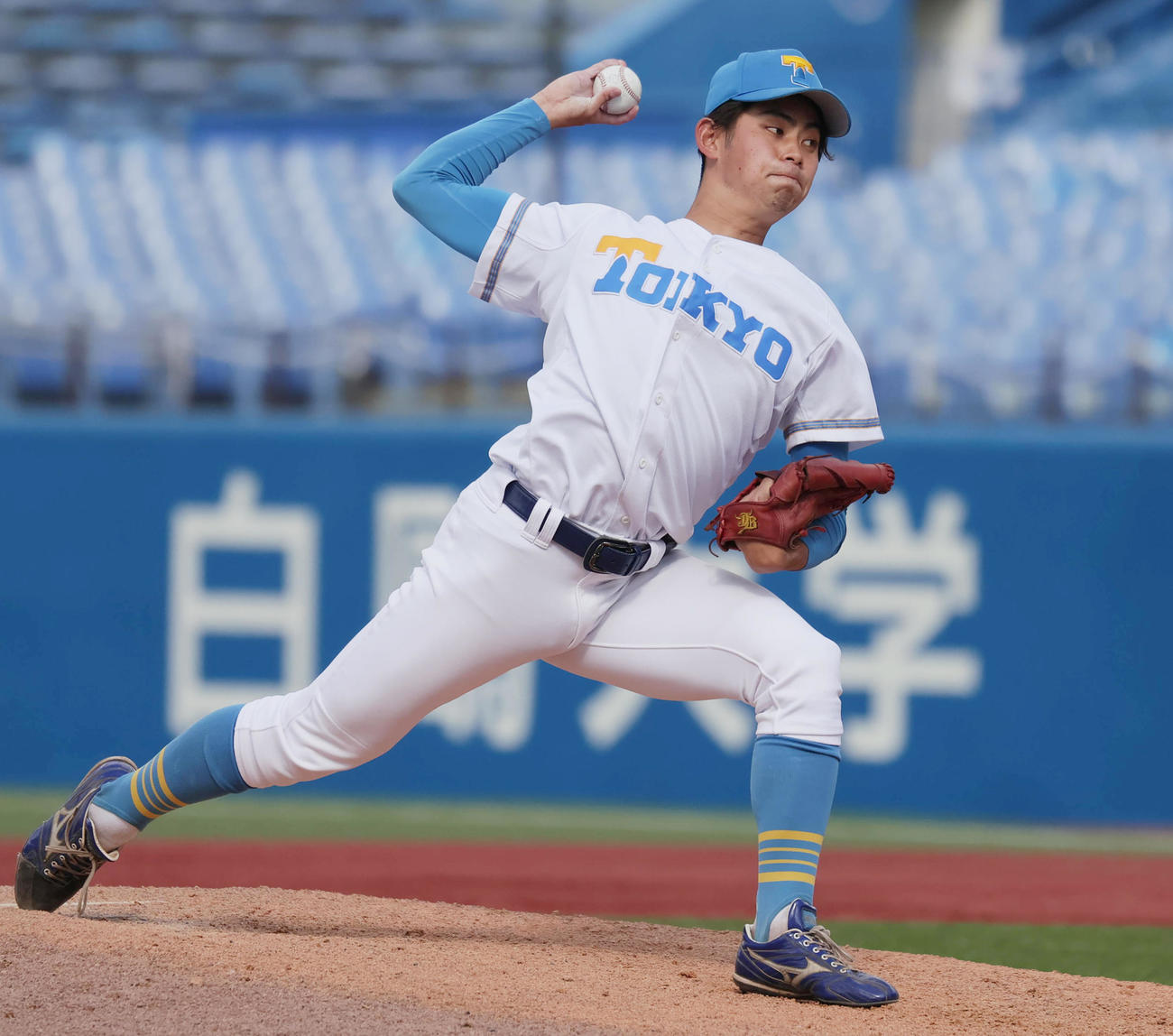 早大対東大　力投する東大・西山（撮影・野上伸悟）