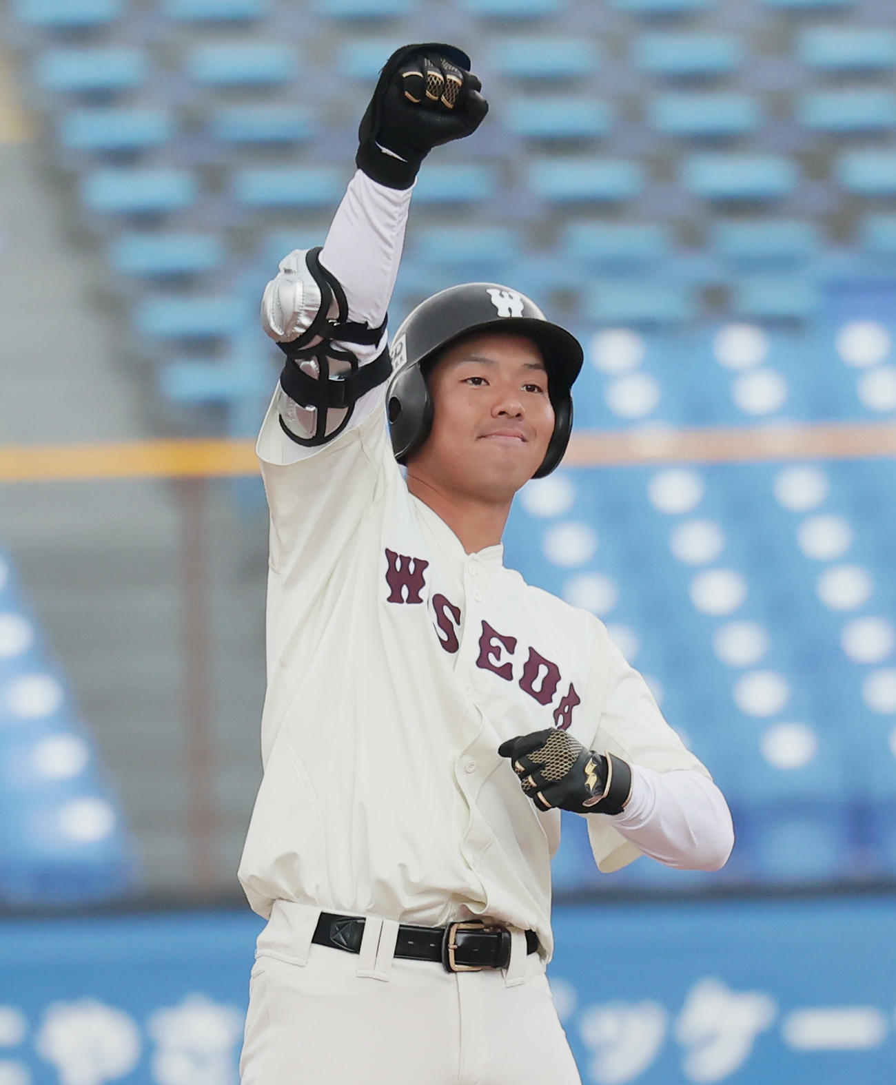 早大対東大　9回表早大1死満塁、右2点適時二塁打を放ち喜ぶ中川卓（撮影・野上伸悟）