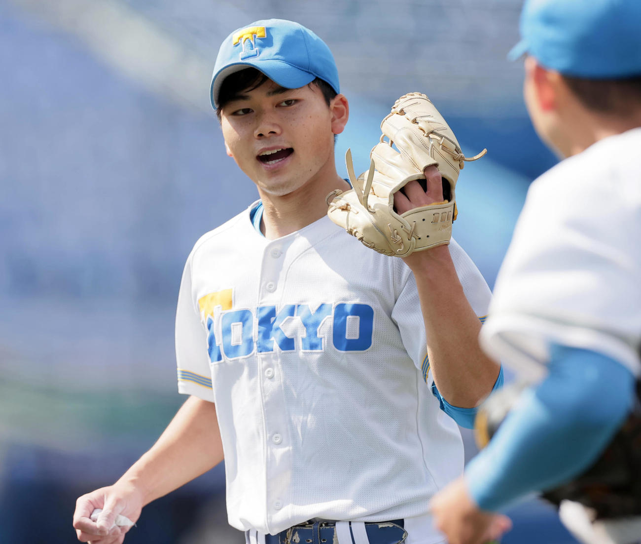 早大対東大　2回表を無失点で終えグラブタッチしながらベンチに戻る東大先発の綱嶋（撮影・野上伸悟）