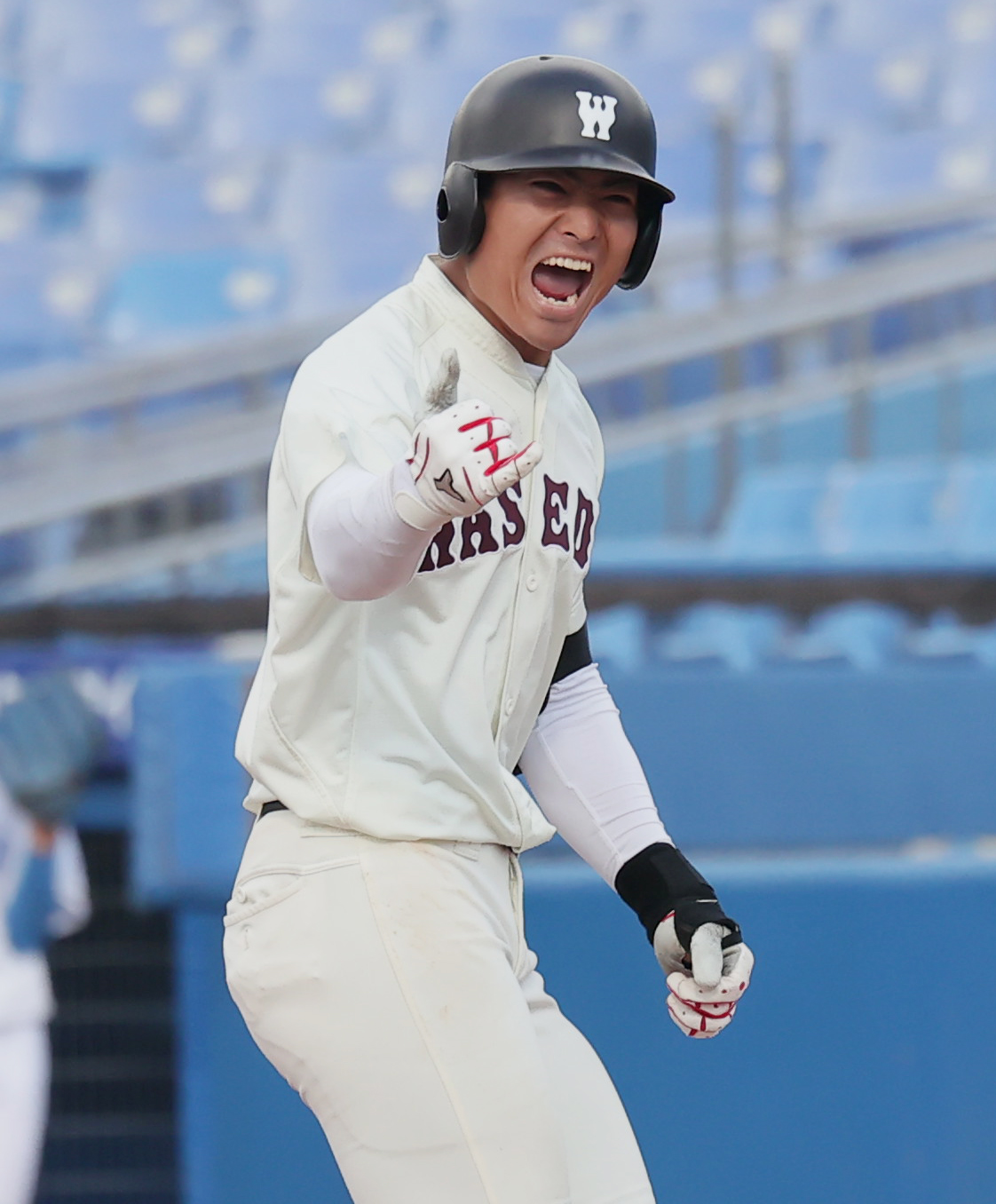 早大対東大　8回表早大2死三塁、左前先制適時打を放ちガッツポーズで喜ぶ中村将（撮影・野上伸悟）
