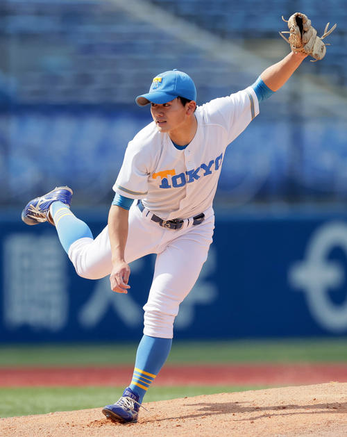 早大対東大 力投する東大先発の綱嶋(撮影・野上伸悟)
