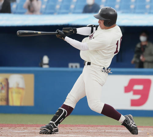 早大対東大 9回表早大1死満塁、右2点適時二塁打を放つ中川卓(撮影・野上伸悟)