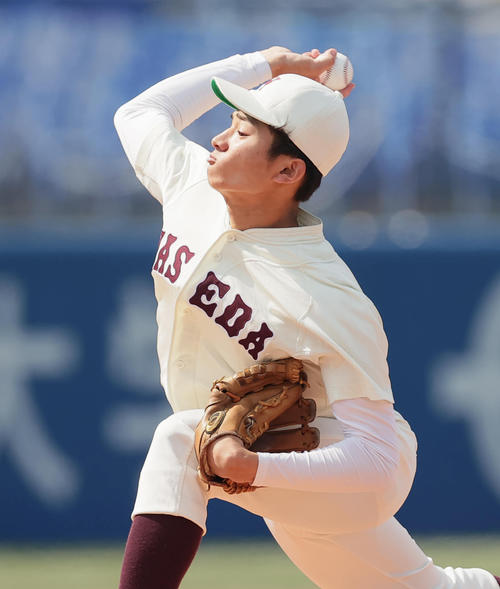 早大対東大 力投する早大先発の加藤(撮影・野上伸悟)