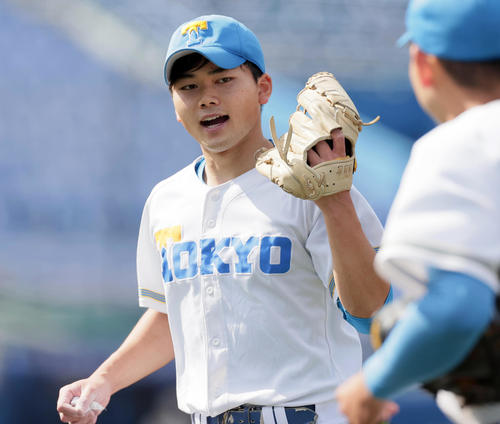 早大対東大 2回表を無失点で終えグラブタッチしながらベンチに戻る東大先発の綱嶋(撮影・野上伸悟)